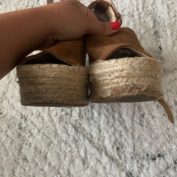 MARC FISHER WEDGE SANDALS - Picture 3 of 9